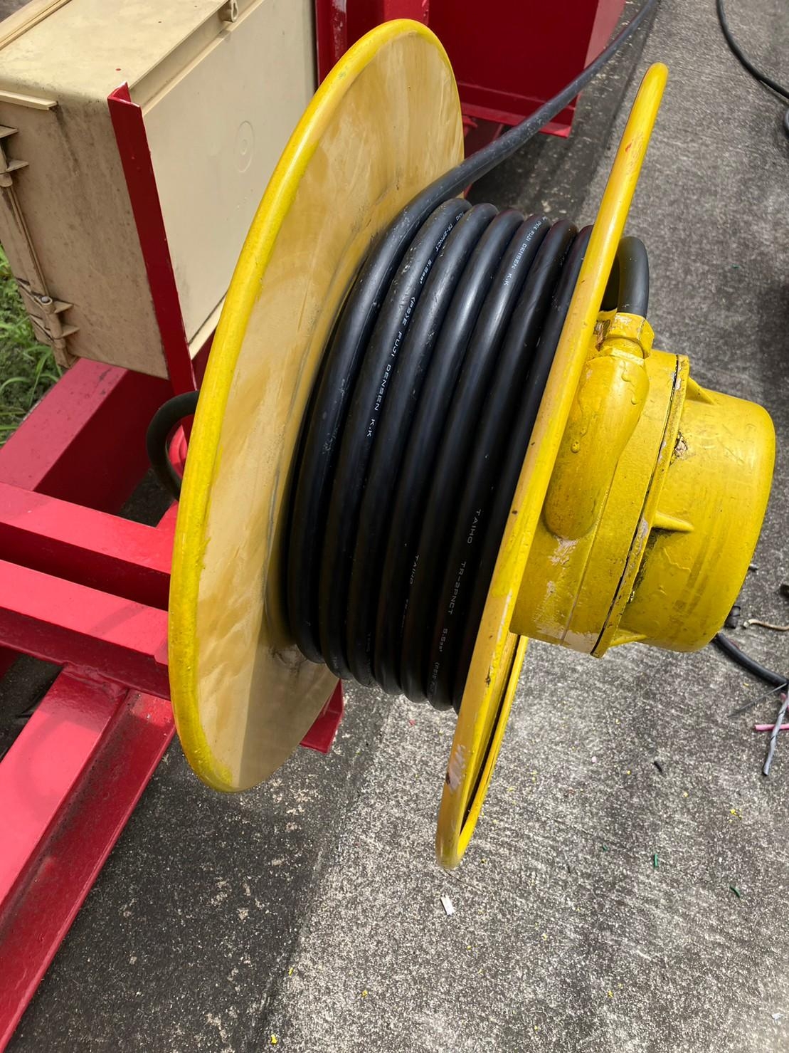 走行給電ケーブル